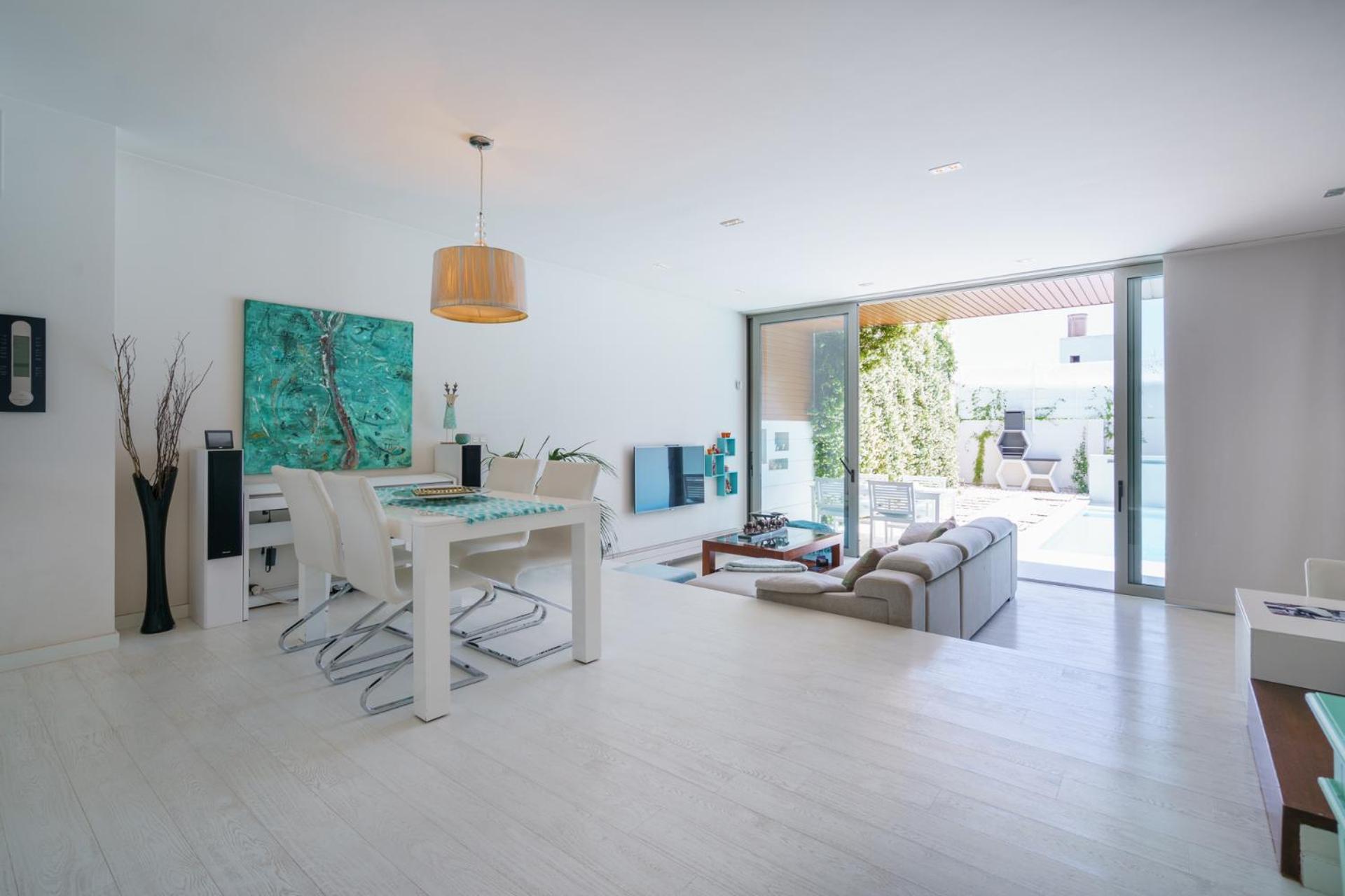 House In With Private Swimming Pool